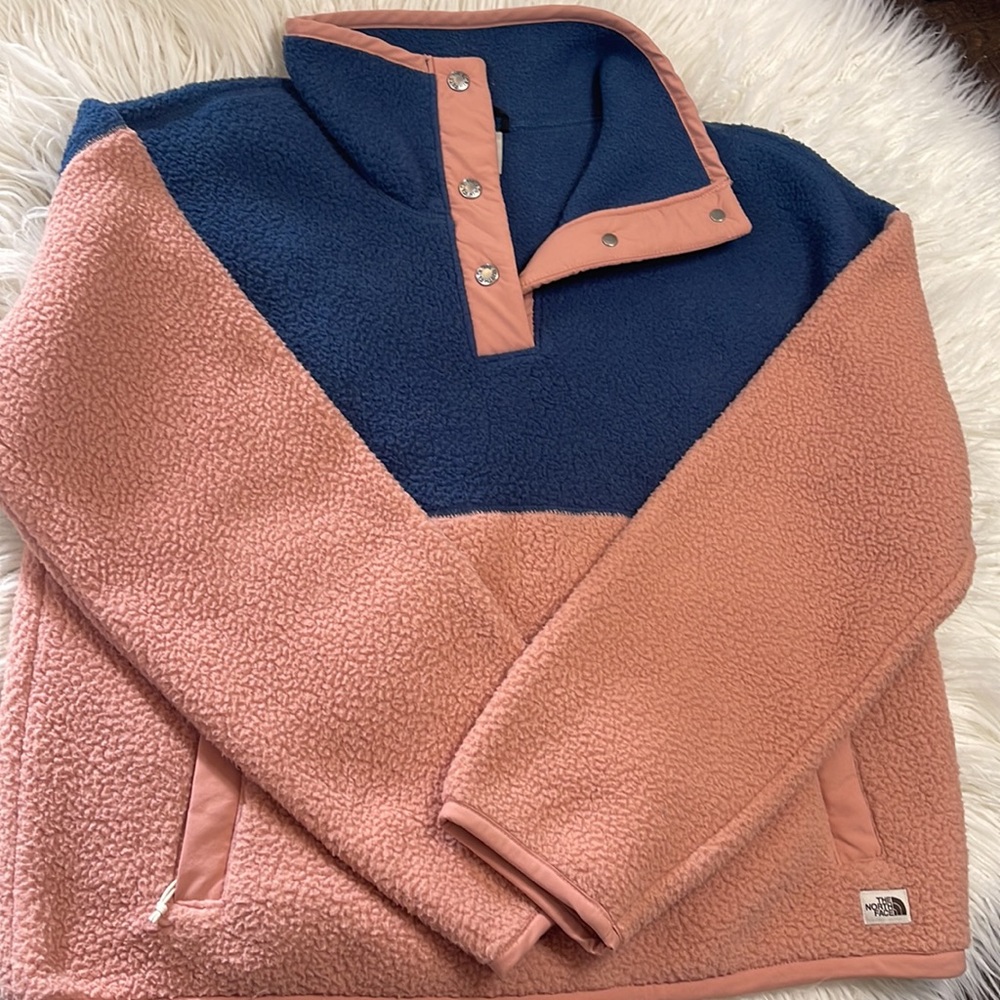 The North Face Women's Cragmont Fleece
1/4 Snap Pullover - Size: Medium NWOT - Picture 10 of 14